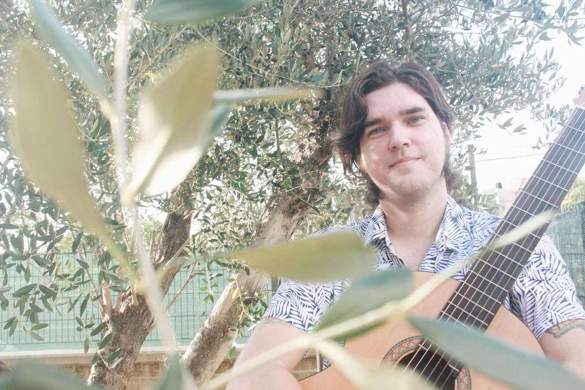 Três perguntas: Os dias italianos de Nevilton

No início de 2018, <a href="/Nevilton/">Nevilton</a> foi de mala, cuia, instrumentos e estúdio portátil para Roma, e de lá lança seu 1º single desde 2017. Aqui ele fala de "Irradiar", do joguinho político babaca e de música italiana 
bit.ly/Nevilton20