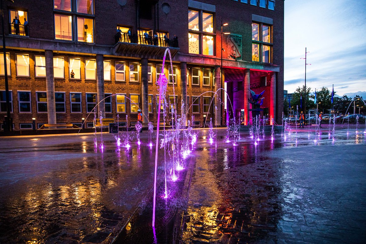 gemeentehengelo's tweet photo. Het Burgemeester Jansenplein is klaar! ✅ 

Van een saaie en rommelige parkeerplaats naar een aantrekkelijk evenementenplein met een uitgebreide fonteininstallatie (met 52 verlichte fonteinen!)

Lees verder op: https://t.co/fQyOXsdc7B https://t.co/nkyYaCavGs