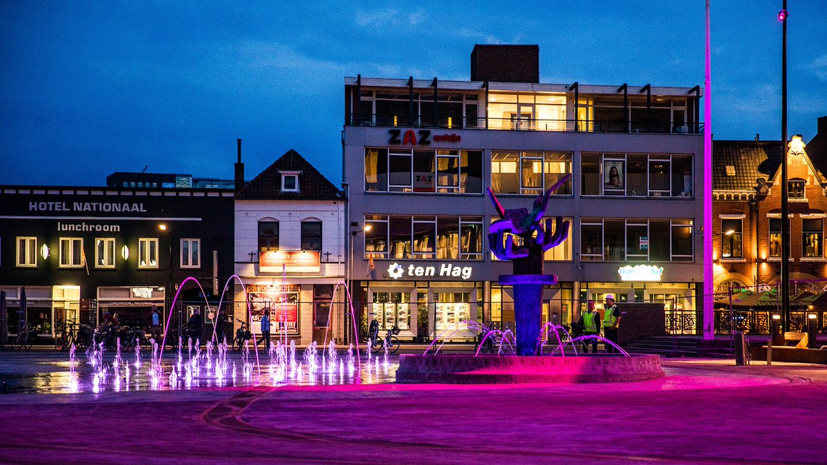 gemeentehengelo's tweet photo. Het Burgemeester Jansenplein is klaar! ✅ 

Van een saaie en rommelige parkeerplaats naar een aantrekkelijk evenementenplein met een uitgebreide fonteininstallatie (met 52 verlichte fonteinen!)

Lees verder op: https://t.co/fQyOXsdc7B https://t.co/nkyYaCavGs