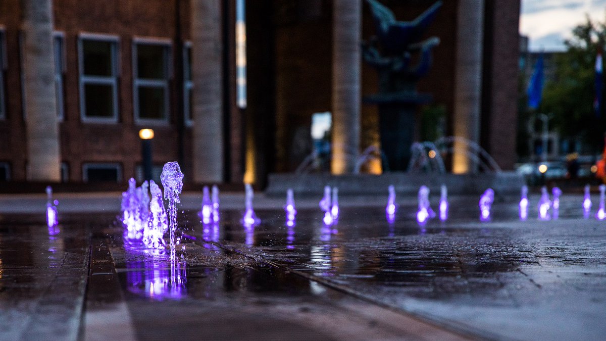 gemeentehengelo's tweet photo. Het Burgemeester Jansenplein is klaar! ✅ 

Van een saaie en rommelige parkeerplaats naar een aantrekkelijk evenementenplein met een uitgebreide fonteininstallatie (met 52 verlichte fonteinen!)

Lees verder op: https://t.co/fQyOXsdc7B https://t.co/nkyYaCavGs