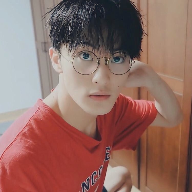 nct_127's tweet photo. mark looks so cute with glasses ^_^ https://t.co/wkGGrJ1ZMM