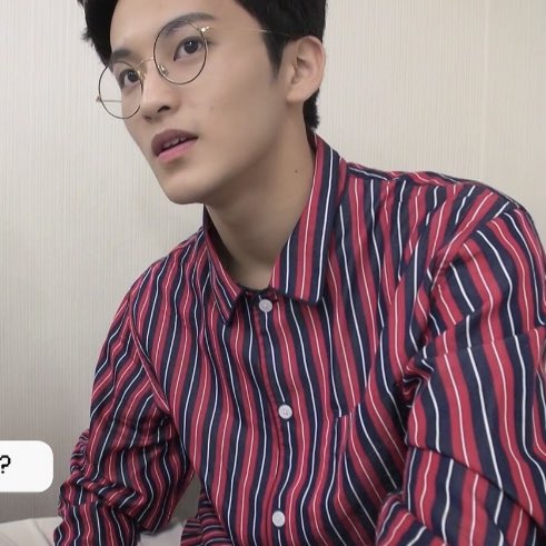 nct_127's tweet photo. mark looks so cute with glasses ^_^ https://t.co/wkGGrJ1ZMM