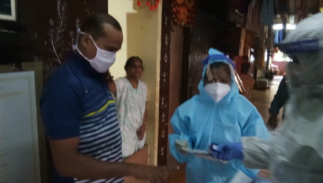 PrashantNGaikwd's tweet photo. @mybmcWardD started house to house fever & oxymeter screening at high tise buildings along with swab collection to identify cases at early stage. Also started swab collection facility at JSS school Nana chowk free of cost for all residents. #InThisTogether @NepeanSeaRoad https://t.co/UMt30XrHvk