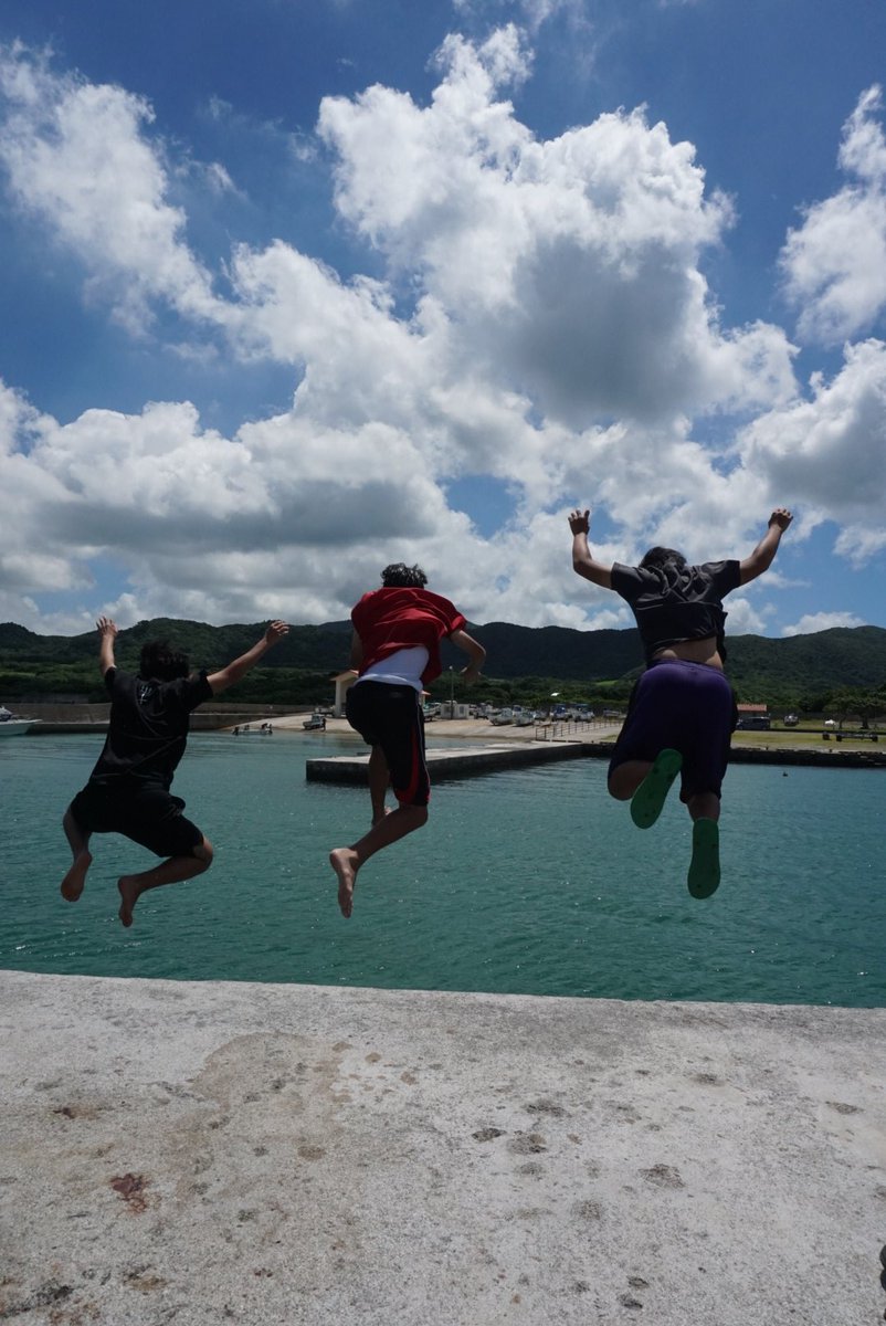 「『青春』ってこういうことなのか～」と色々思いにふけています。

日焼け止めも塗らずに炎天下のなかで海へ飛び込む。
すこし疲れて防波堤で寝そべるのも、暖かくてすごく気持ちいんです!!

#石垣島 #石垣島地元民 #写真