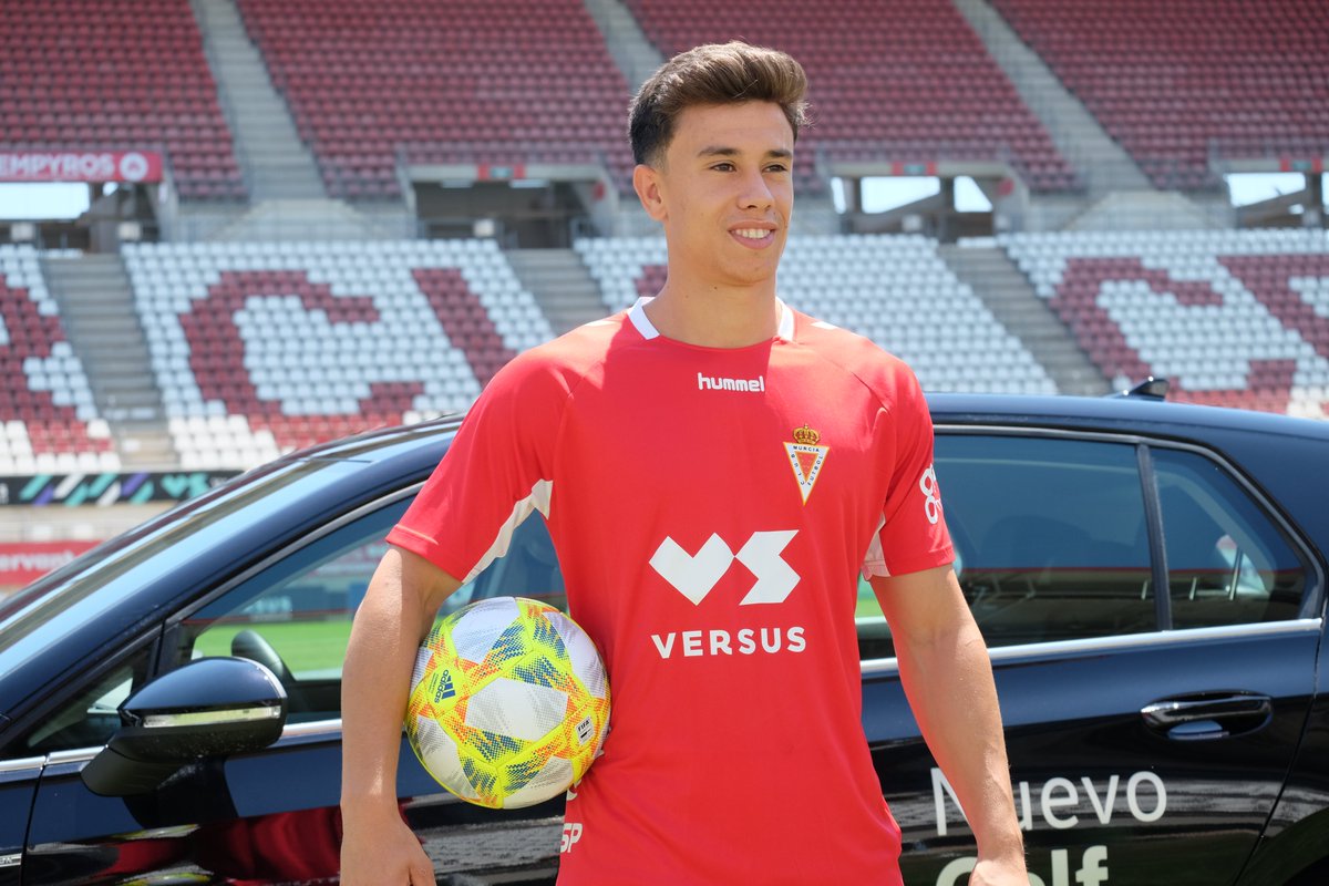 realmurciacfsad's tweet photo. PRESENTACIÓN JUNIOR | 📸 Disfruta de las mejores imágenes de la presentación de @__juniormm como jugador del #RealMurcia en el #Estadio #EnriqueRocadeMurcia con @NELVAUTO 
👋 #HolaJunior https://t.co/8ulZmBK8Q0