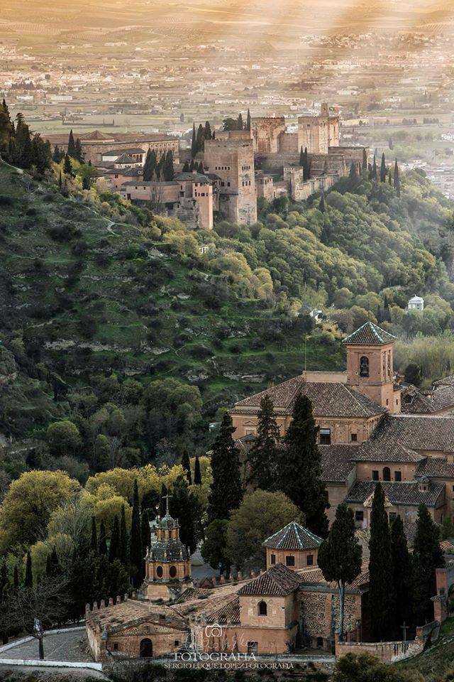 PlanesGranada's tweet photo. La Alhambra y la Abadía del Sacromonte.. Foto de Sergio Luque López #PlanesGranada https://t.co/pRg9hWvNxI