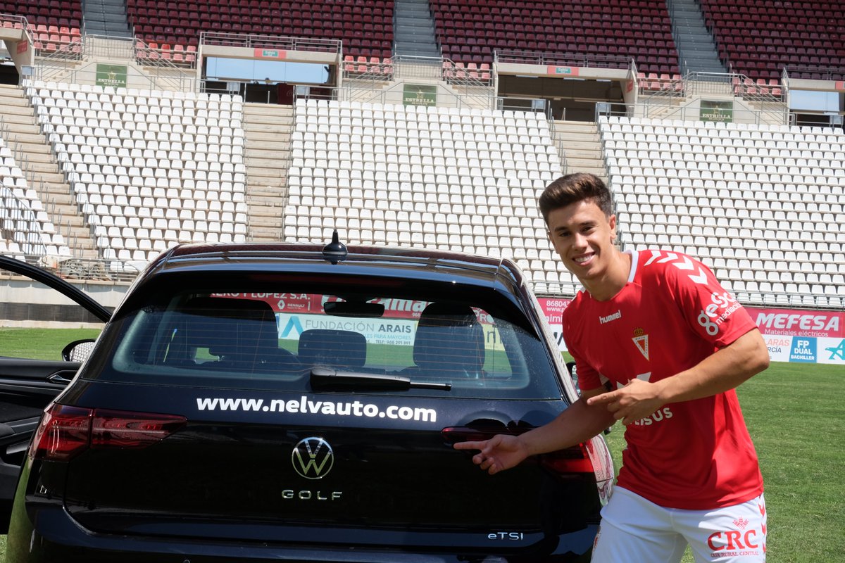 realmurciacfsad's tweet photo. PRESENTACIÓN JUNIOR | 📸 Galería de imágenes completa de la presentación de @__juniormm como jugador del #RealMurcia en nuestra página de #Facebook: https://t.co/OhWhyEu3mq

🚗💨 Con @NELVAUTO 

👋 #HolaJunior https://t.co/9q5SM7U1M9