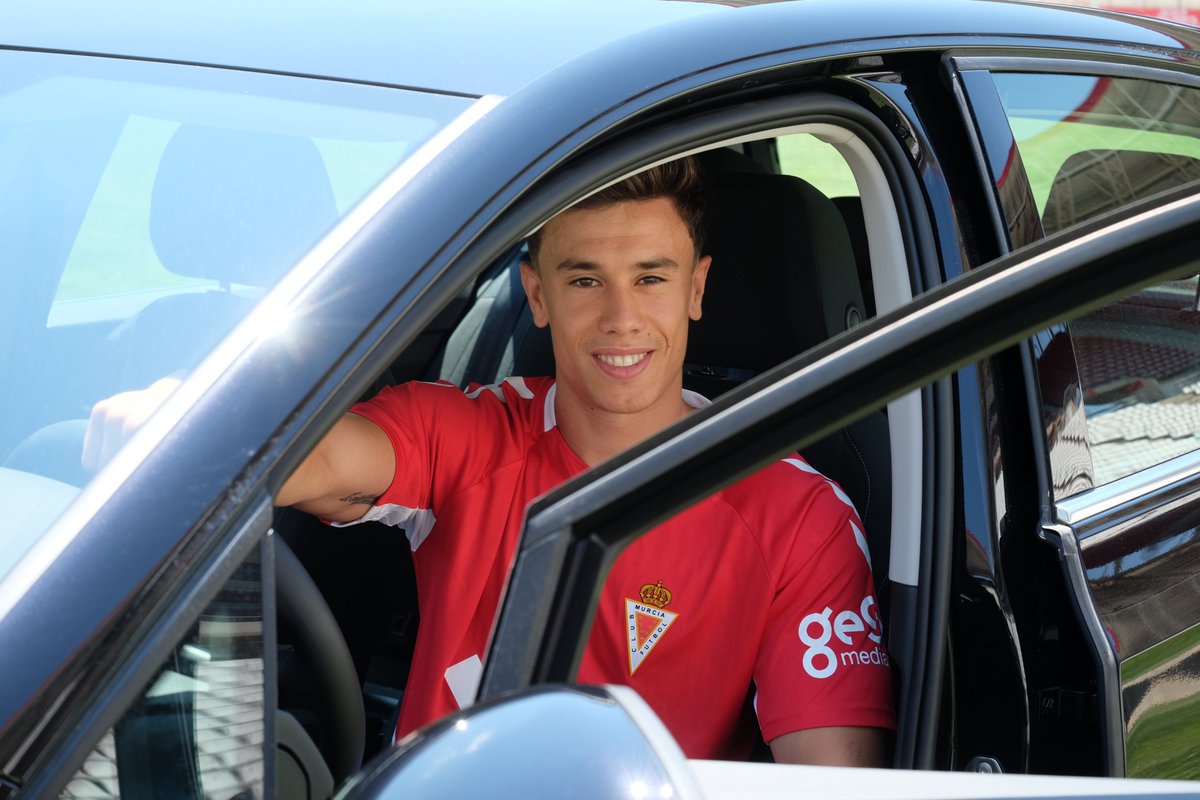 realmurciacfsad's tweet photo. PRESENTACIÓN JUNIOR | 📸 Galería de imágenes completa de la presentación de @__juniormm como jugador del #RealMurcia en nuestra página de #Facebook: https://t.co/OhWhyEu3mq

🚗💨 Con @NELVAUTO 

👋 #HolaJunior https://t.co/9q5SM7U1M9