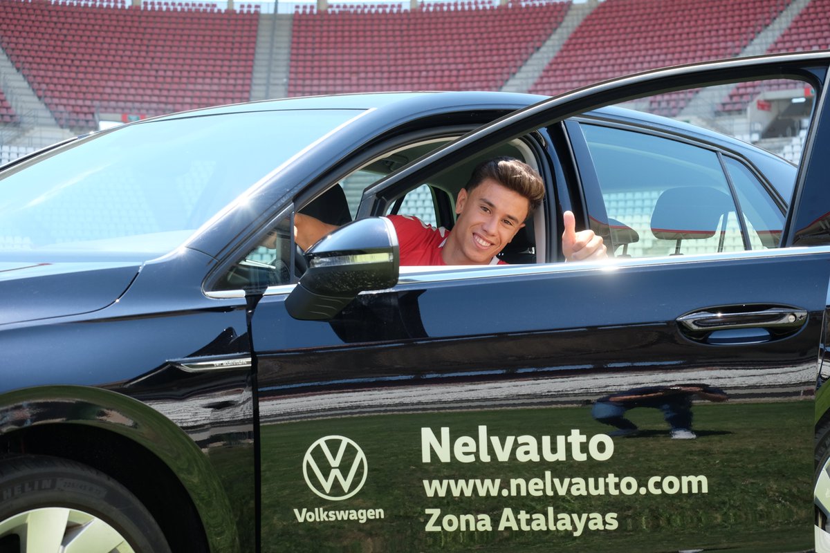 realmurciacfsad's tweet photo. PRESENTACIÓN JUNIOR | 📸 Galería de imágenes completa de la presentación de @__juniormm como jugador del #RealMurcia en nuestra página de #Facebook: https://t.co/OhWhyEu3mq

🚗💨 Con @NELVAUTO 

👋 #HolaJunior https://t.co/9q5SM7U1M9