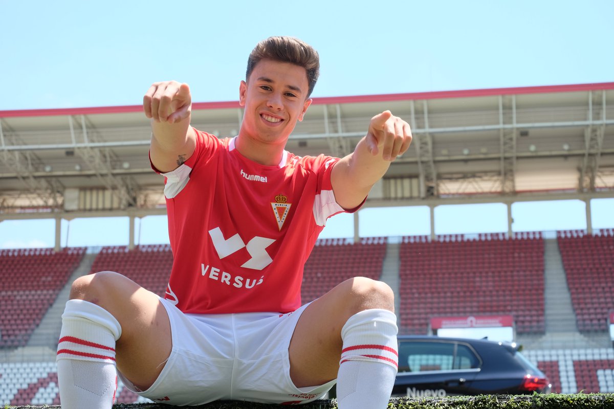realmurciacfsad's tweet photo. PRESENTACIÓN JUNIOR | 📸 Galería de imágenes completa de la presentación de @__juniormm como jugador del #RealMurcia en nuestra página de #Facebook: https://t.co/OhWhyEu3mq

🚗💨 Con @NELVAUTO 

👋 #HolaJunior https://t.co/9q5SM7U1M9