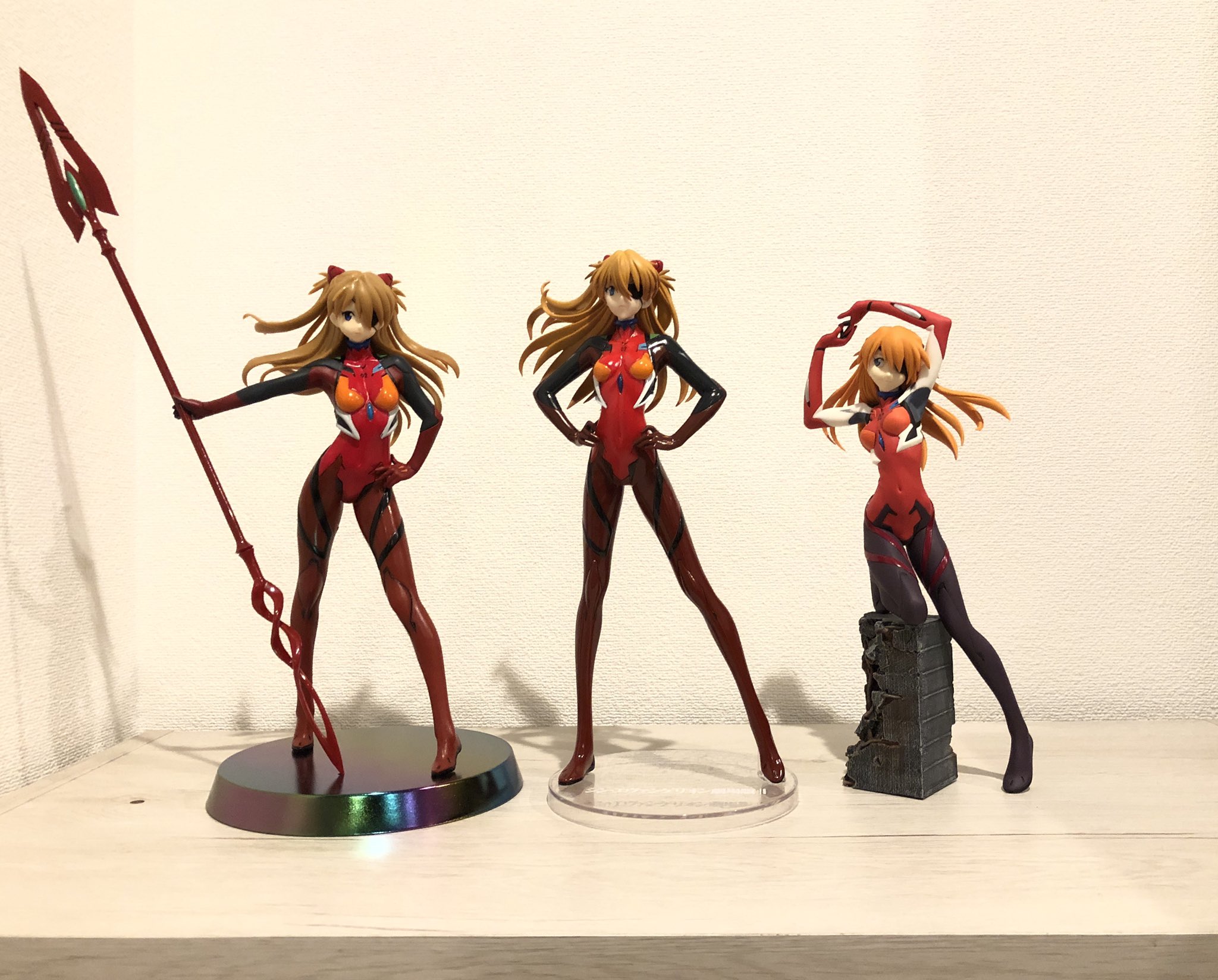 しぐまー En Twitter フィギュアって本当に面白いですよねぇ このアスカ達は みんな左足だけつま先立ちのポージング 左がプライズ 中央が1番くじ 右は私の好きなsuzuさん原型のキャラグミンのアスカ どれもそれぞれ良さがあるけど 体系や顔の造形がこんなに