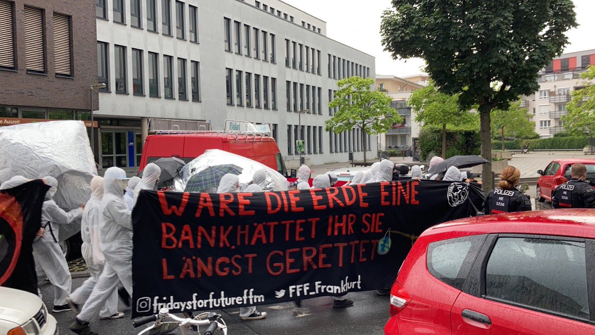 FFF_Frankfurt's tweet photo. 13:41 Gerade ist eine Spontandemo im Gange #BlockECB https://t.co/IECDYOqJNq