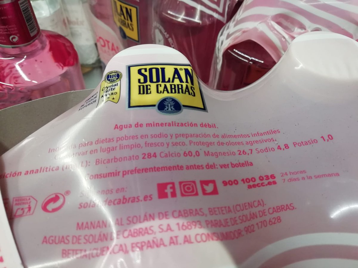 Comparando marcas de #AGUA mineral: #Bezoya y Solan de Cabras. Gana Bezoya,  menos sodio y menos calcio...ideal para el riñón. Más saludable.