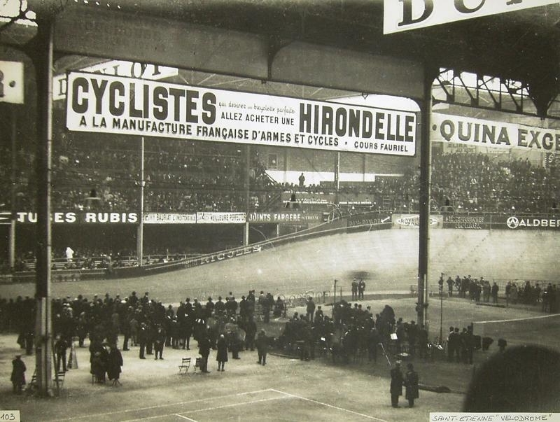 Depuis le 13 février 1910, le gymnase accueillait régulièrement jusqu'à 17 000 spectateurs pour des compétitions sportives, des meetings politiques ou des cérémonies.Le Paris populaire et la haute s'y côtoyaient.Le bâtiment était immense et symbolisait la modernité.3/21