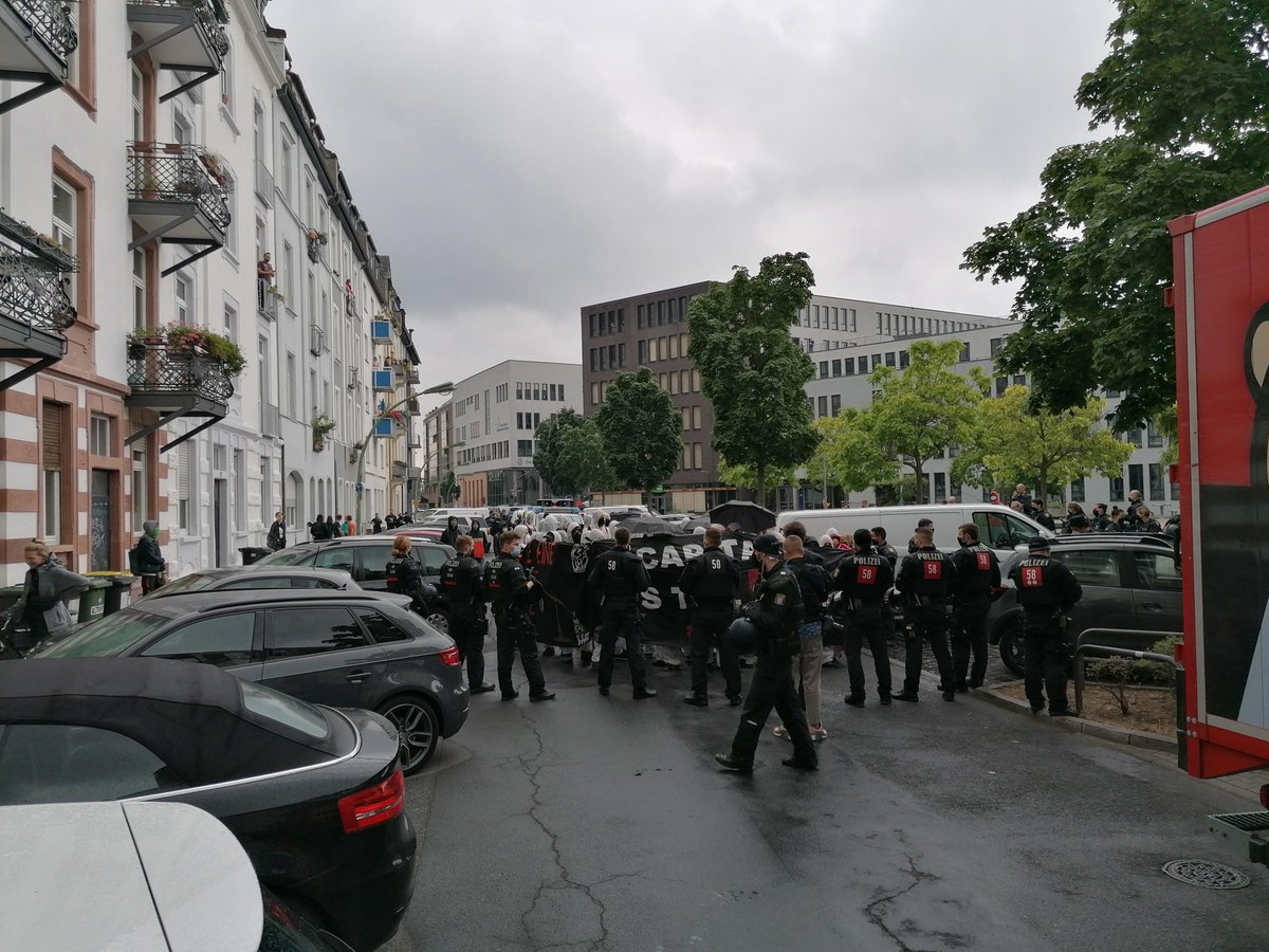 oeko_radi_links's tweet photo. 1344 Soeben hat die Polizei die Spontandemo nach #BlockECB gekesselt und fordert eine*n Versammlungsleiter*in. Lasst die Demo in Ruhe! #RageAgainstECB https://t.co/mtZL3tW22K