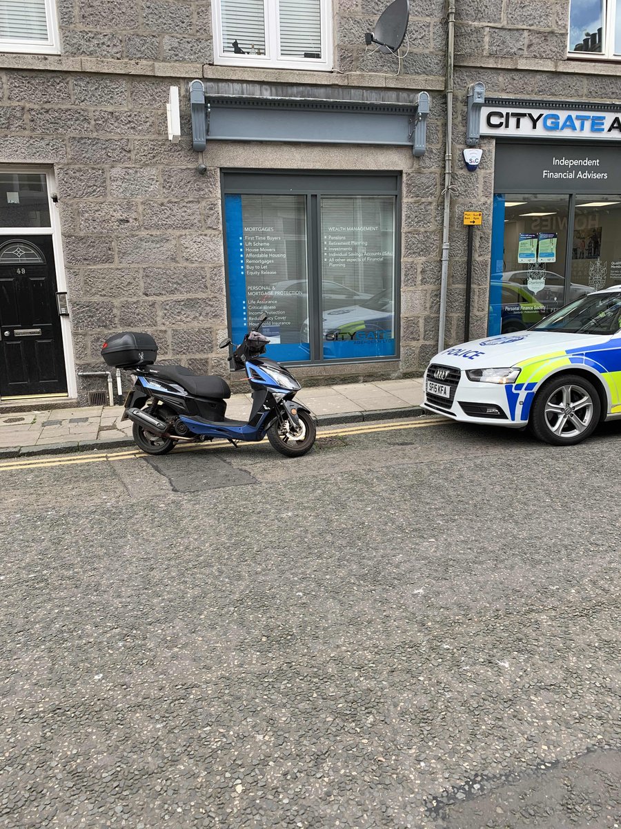 PSOSRoads's tweet photo. Riding with a phone in your hand is going to attract attention from the marked Traffic car behind you. It would also probably help if you held any form of license to ride it. #AberdeenRP #ByeBike #KeepingPeopleSafe #NoLicense #Aberdeen https://t.co/zbp8IGENE2