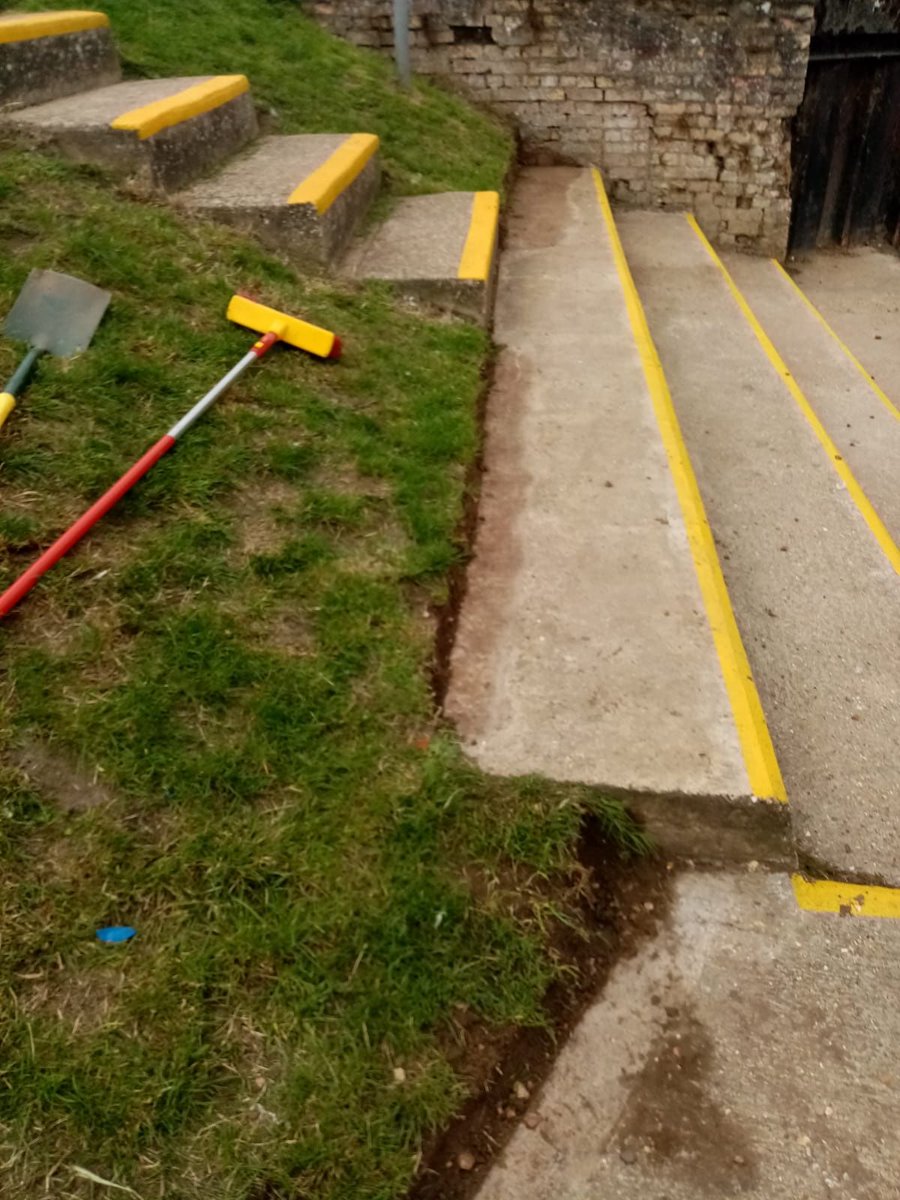 Ang_WaterwaysEA's tweet photo. Our #WaterwaysWorkforce have been at #EatonSoconLock, #RiverGreatOuse, an @EnvAgencyAnglia  #waterway today.   They have edged the #LandingStage &amp; tidied it up so all looking presentable again.  Hope the attention to detail gives subtle but a more cared for look to our customers. https://t.co/CMYKF6WvVr