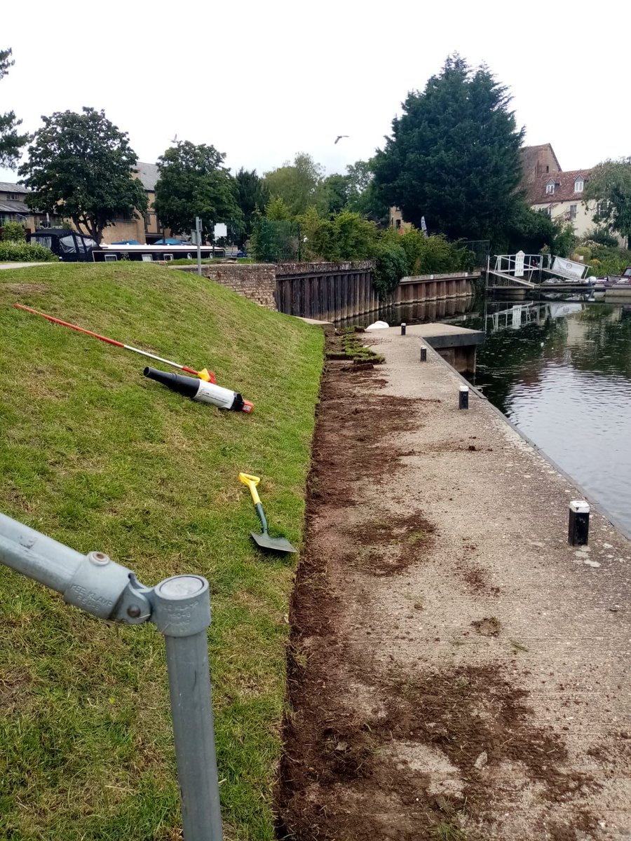 Ang_WaterwaysEA's tweet photo. Our #WaterwaysWorkforce have been at #EatonSoconLock, #RiverGreatOuse, an @EnvAgencyAnglia  #waterway today.   They have edged the #LandingStage &amp; tidied it up so all looking presentable again.  Hope the attention to detail gives subtle but a more cared for look to our customers. https://t.co/CMYKF6WvVr