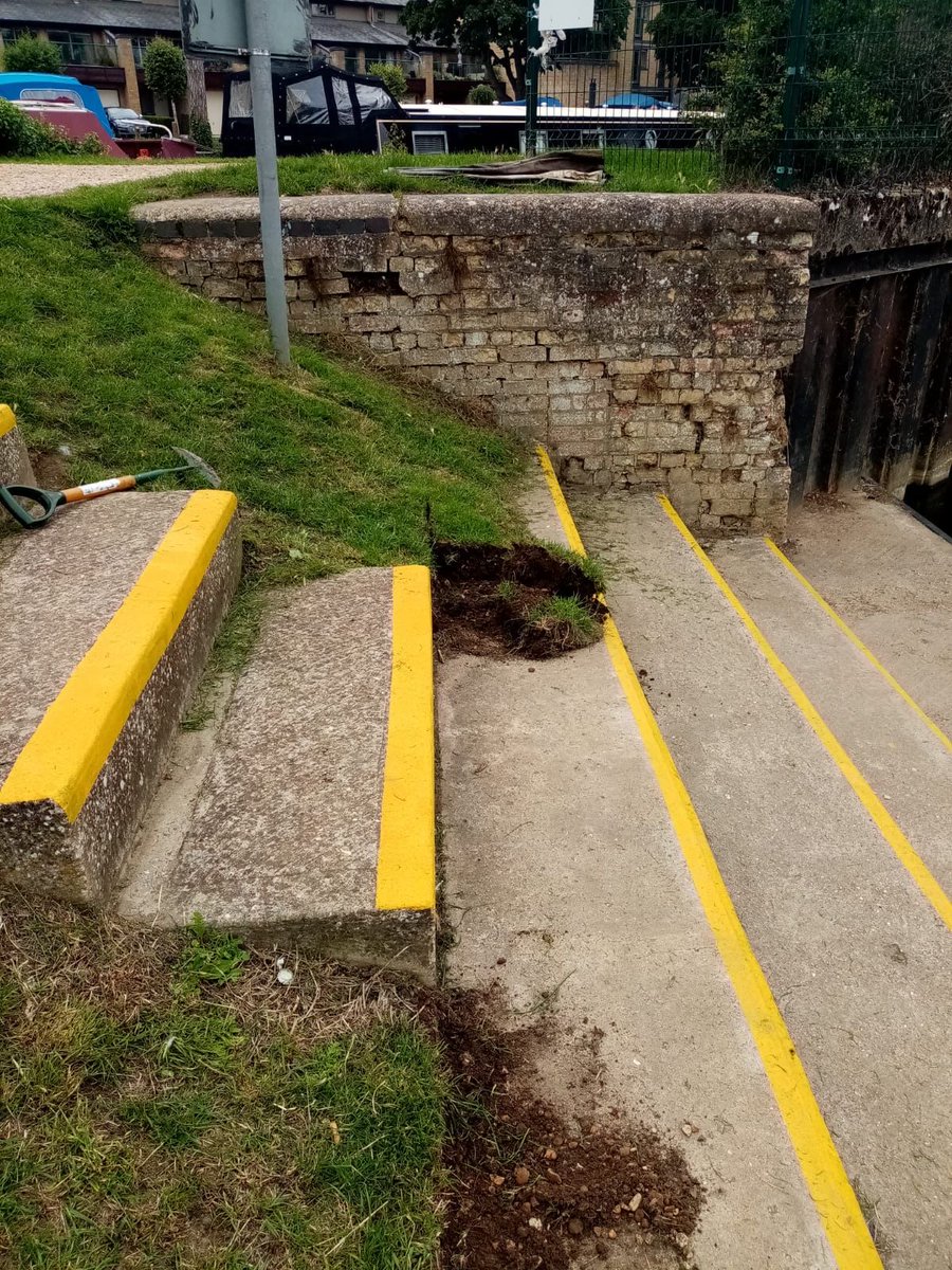 Ang_WaterwaysEA's tweet photo. Our #WaterwaysWorkforce have been at #EatonSoconLock, #RiverGreatOuse, an @EnvAgencyAnglia  #waterway today.   They have edged the #LandingStage &amp; tidied it up so all looking presentable again.  Hope the attention to detail gives subtle but a more cared for look to our customers. https://t.co/CMYKF6WvVr