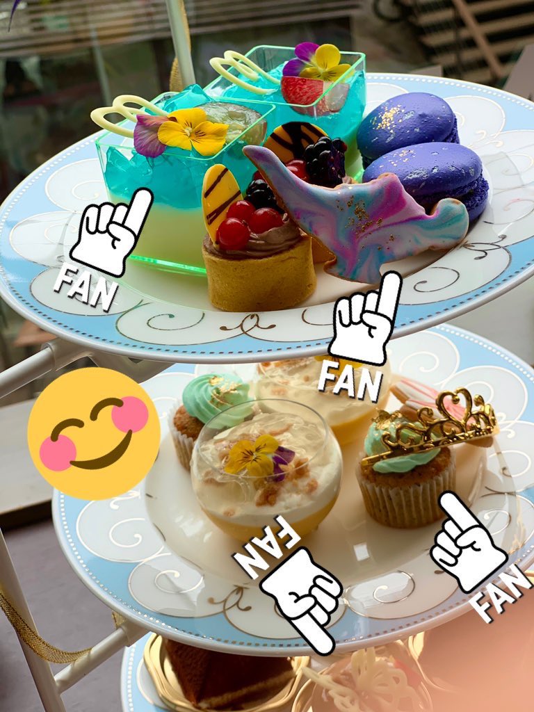 例のアフタヌーンティーに行ってきた
かわいい…かわいい…SCRBのオタクでよかった…感謝申し上げる…
じゃすみんティーのカップケーキにティアラついてるの心の中で手を叩いて喜んじゃった 
