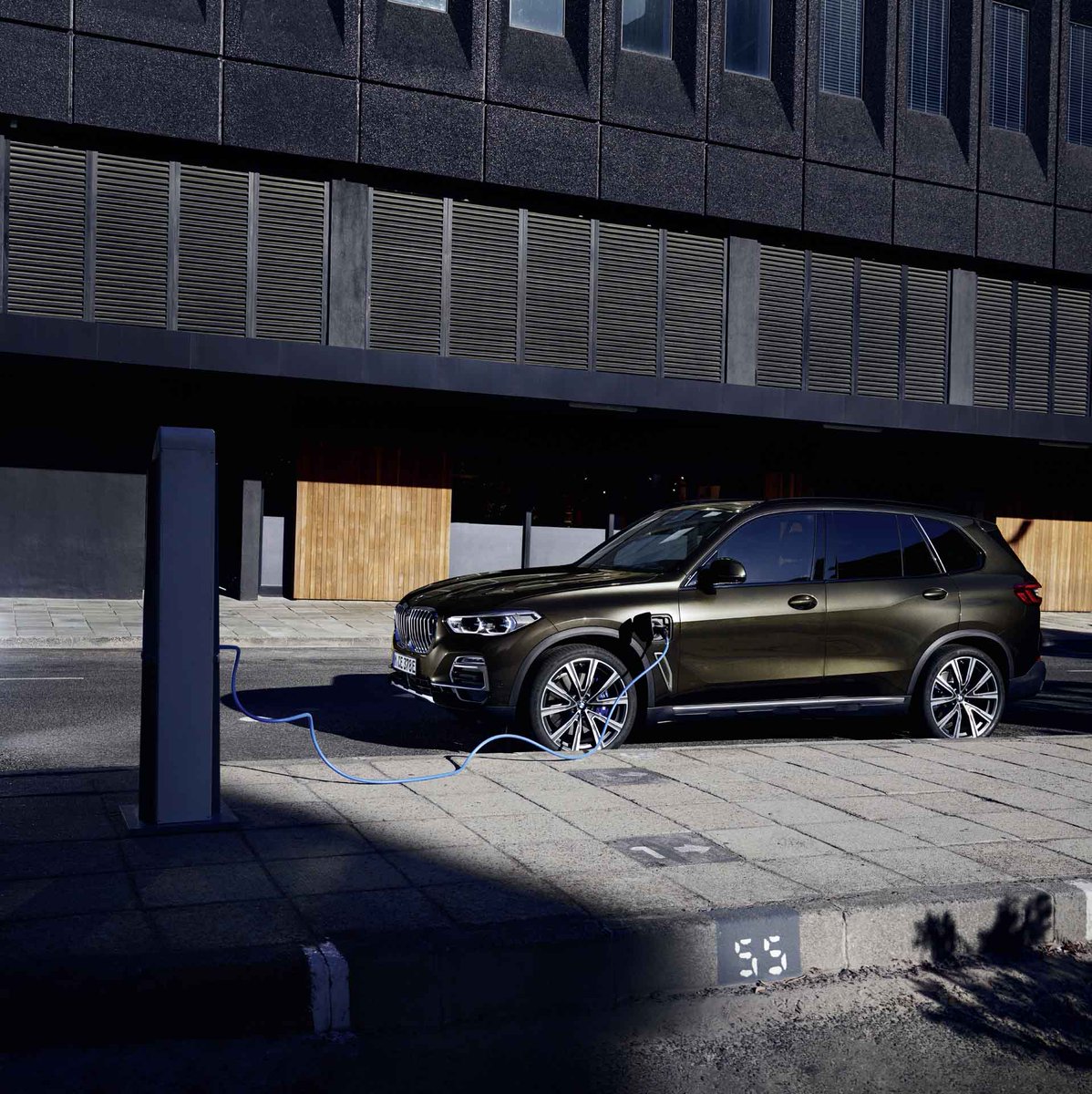Thought you knew everything about electric driving? 
Well It's time to think again, with the BMW X5 xDrive45e and It's enhanced BMW eDrive technology, offering up to 54 miles of pure electric range, enjoy getting more out of every journey.

DM us to find out more.

#BMW