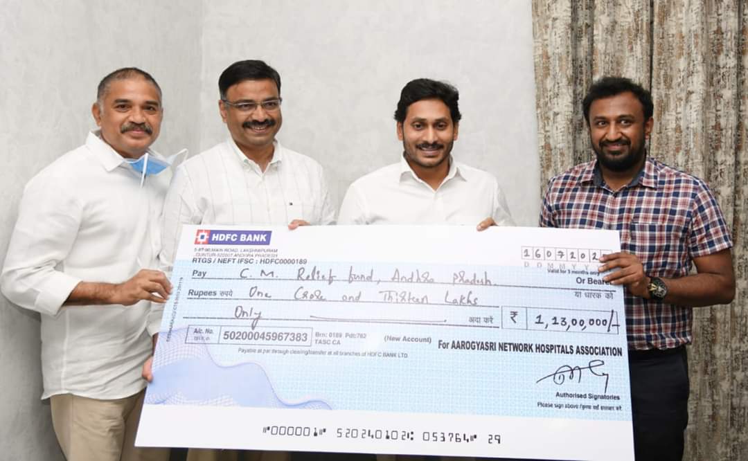 YSJCares's tweet photo. ముఖ్యమంత్రి సహాయనిధికి ఆరోగ్యశ్రీ నెట్‌వర్క్‌ హాస్పిటల్స్‌ అసోసియేషన్‌ ఆఫ్‌ నవ్యాంధ్రప్రదేశ్‌ తరపున 1 కోటి 13 లక్షల రూపాయలు విరాళం.
#YSJaganCares #APFightsCorona https://t.co/SARoiFlCLV