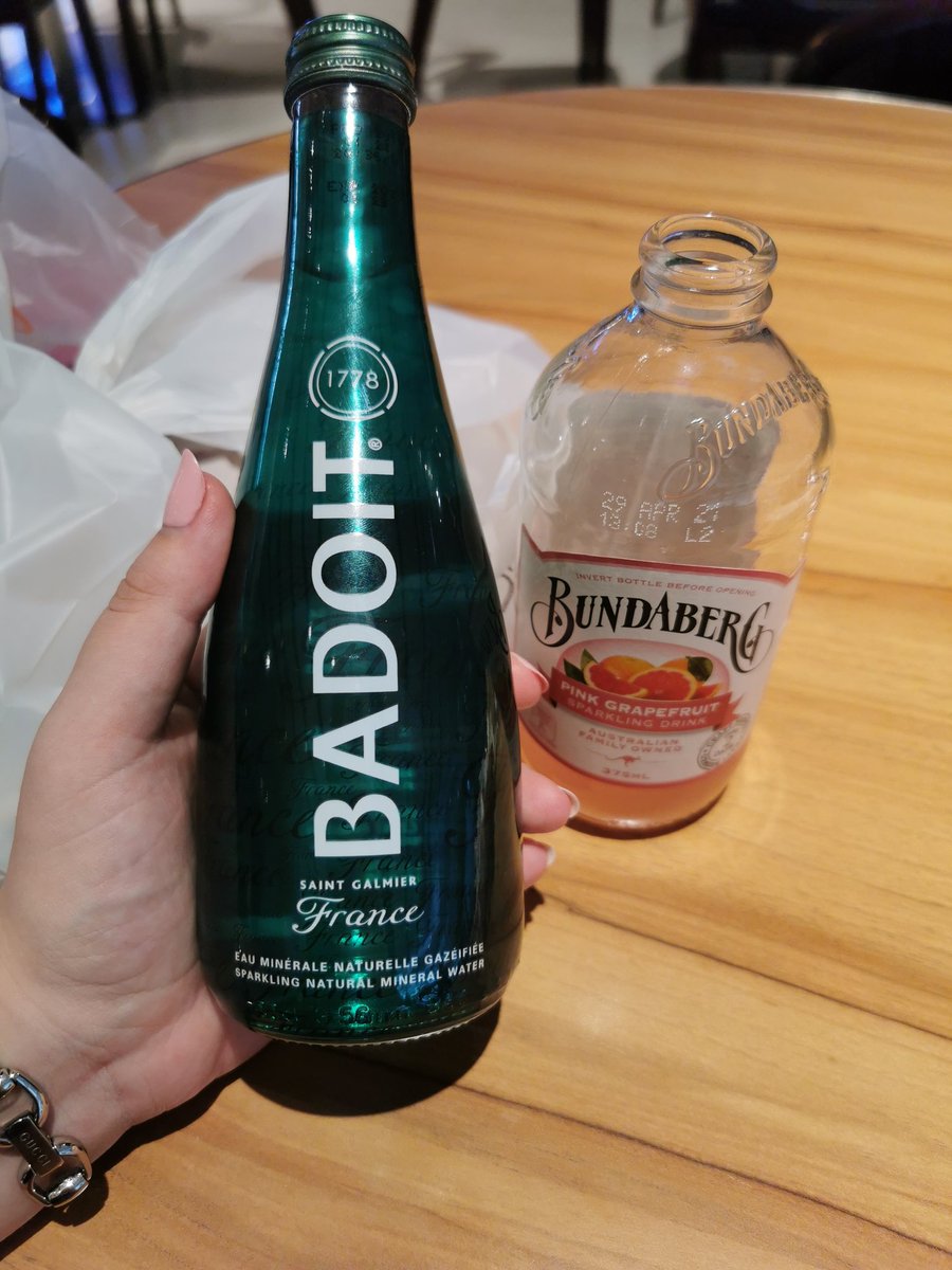xokaitlin's tweet photo. #DrinksAtWork #BusinessTripEdition https://t.co/Cz3ZfMeX8v