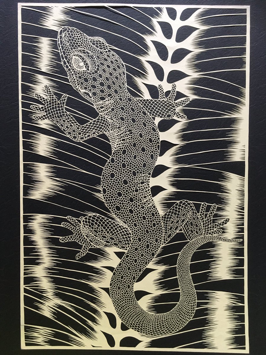 #独学でここまで成長したからお前も頑張れよ
#切り絵
1枚目・最初の一枚(再現)
2枚目・短大卒業制作
3枚目・結婚してすぐの頃
4枚目・今