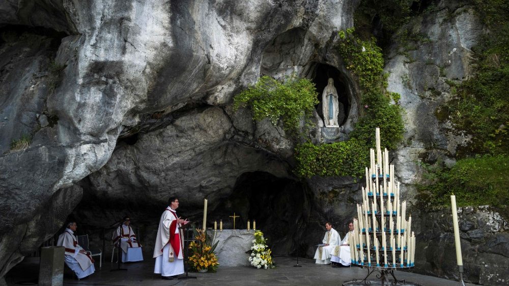 Rvaticanaitalia's tweet photo. Quindici ore di invocazioni a Maria. E’ l’iniziativa on line lanciata dal santuario #Lourdes. Vi stanno partecipando milioni di fedeli di tutto il mondo. Nel gr delle ore 14 https://t.co/EneNZ4OJrJ
