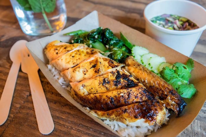 beecookagency's tweet photo. Les grillades sur le feu ? Les canards bien laqués ? Les currys généreux ? La fraîcheur des herbes, les salades Thaï ?…
Tout est fait à la main, à la flamme, au milieu des fumets, au milieu des néons. Bienvenue chez Street Bkk, un restaurant street food qui déchire🐝 https://t.co/EpwTlXNnv0