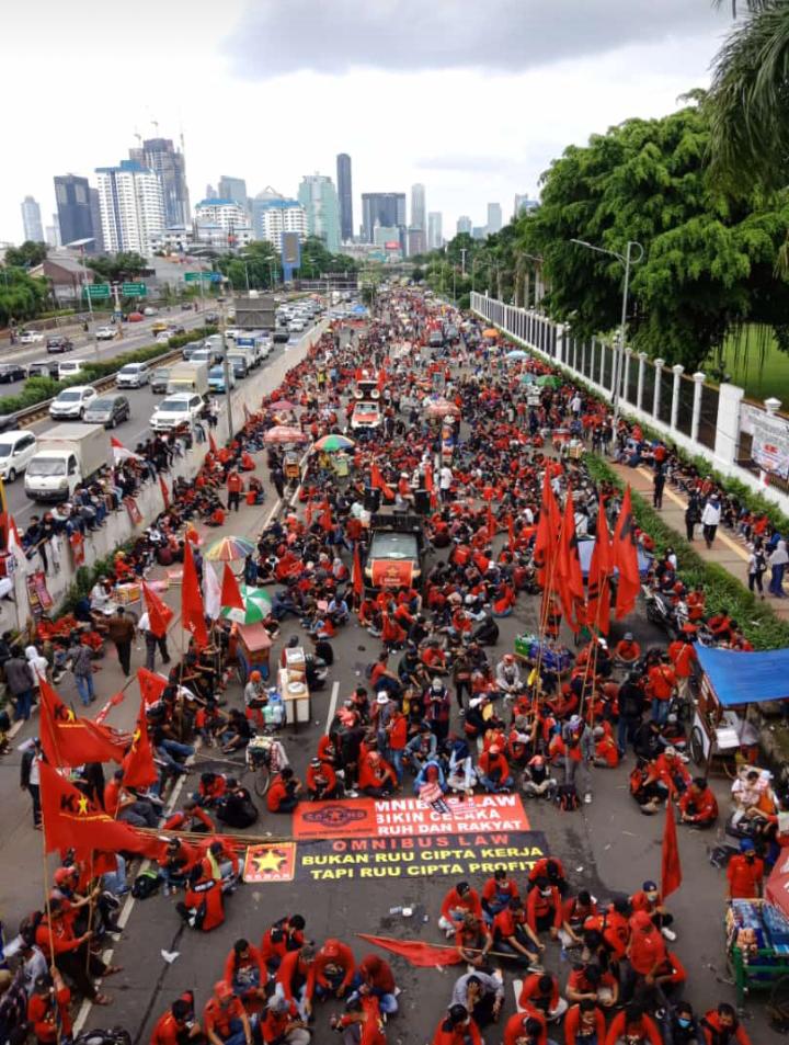 JumversW's tweet photo. F-SEDAR tolak omnibuslaw #GagalkanOmnibusLaw  #boikotaice  salah satu contoh perusahaan yang sewenang wenang terhdap buruhnya https://t.co/ofTT4GlBoZ