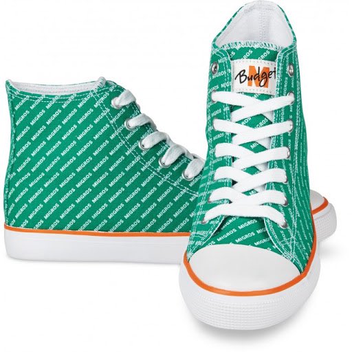 Rigolo de voir le buzz de notre concurrent allemand autour de paires de chaussures à leur couleur... Chez #Migros, on a fait de notre marque culte #M-Budget des objets tout autant cultes dès 1997 avec des voyages à Rimini, des skis et... des tennis 😉