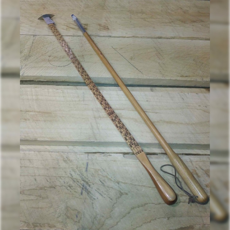 durhamfurniture's tweet photo. #toolsofthetrade Grading and Marking Sticks are used to grade and measure lumber for the best yield possible.
#wearedurham #solidwoodsince1899 #gradinglumber #gradingstick #lumberyield https://t.co/Igse3v7z1X