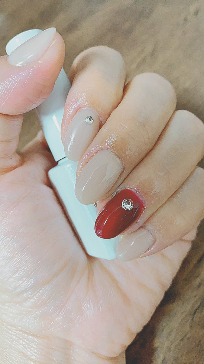 IZUMI273's tweet photo. 今日は午後がオフだったのでネイルしましたー💅

ミルクティーベージュに赤にラインストーンて…冬ネイルのようwww

デザインが何も浮かばない時や時間がない時はこのネイルやりがちw

今日の運動は19分ダンスと11分ダンスで滝汗💦

あとは寝っ転がって足パカしまーす🦵

#セルフネイル 
#ダイエット https://t.co/xLUQjykvE9