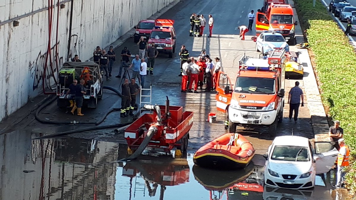 ReferPost's tweet image. In diretta, nel luogo della terribile notizia di ieri, le interminabili operazioni di recupero dei mezzi  bloccati nel sottopasso di viale Regione Siciliana-viale Leonardo da Vinci.
Aspirazione dell'acqua dal basso del fondo stradale del sotto passaggio
#palermo #referencepost