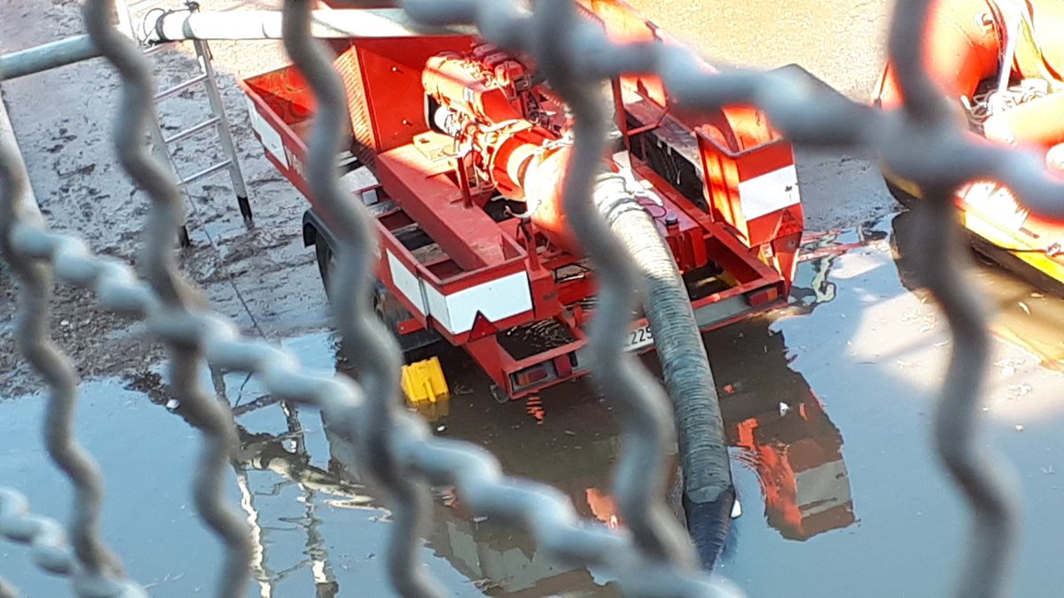 ReferPost's tweet image. In diretta, nel luogo della terribile notizia di ieri, le interminabili operazioni di recupero dei mezzi  bloccati nel sottopasso di viale Regione Siciliana-viale Leonardo da Vinci.
Aspirazione dell'acqua dal basso del fondo stradale del sotto passaggio
#palermo #referencepost