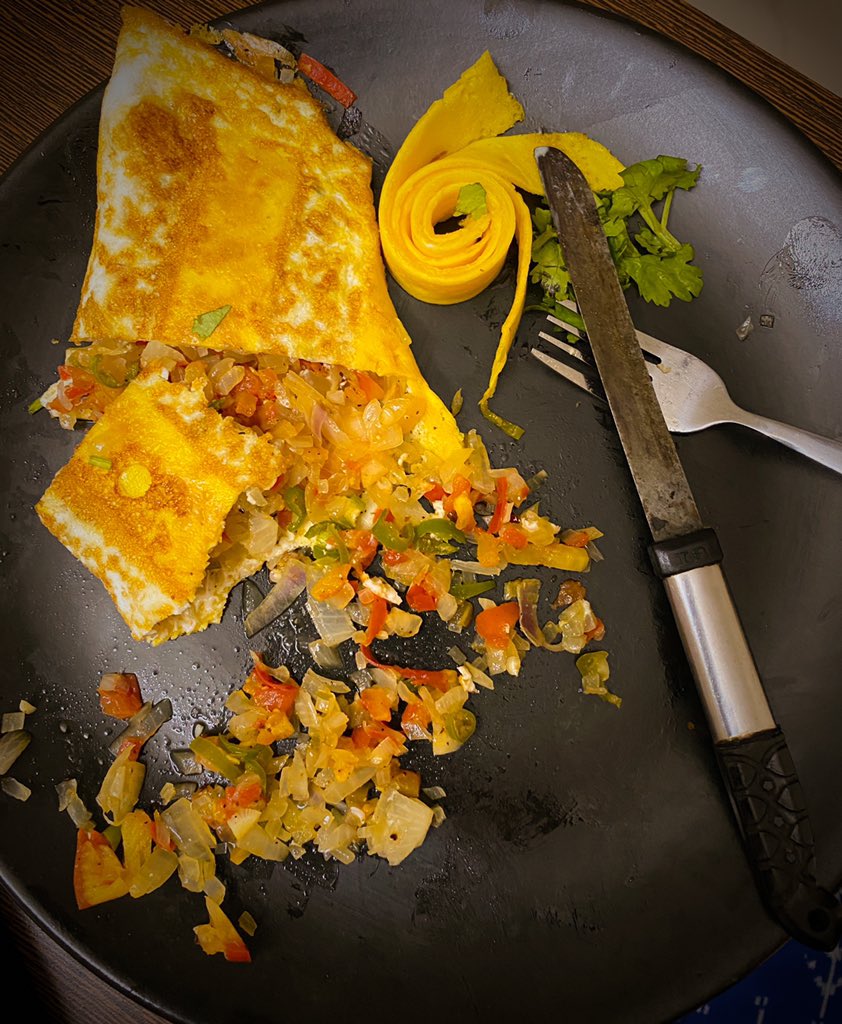Vijeetha_NR's tweet photo. Am not hungry. I’m bored. Therefore I shall each... #bread #breadtoasters #frenchroll #omelette #foodie #foodphotography Chennai Food Guide #food https://t.co/JRWNBmyU1j