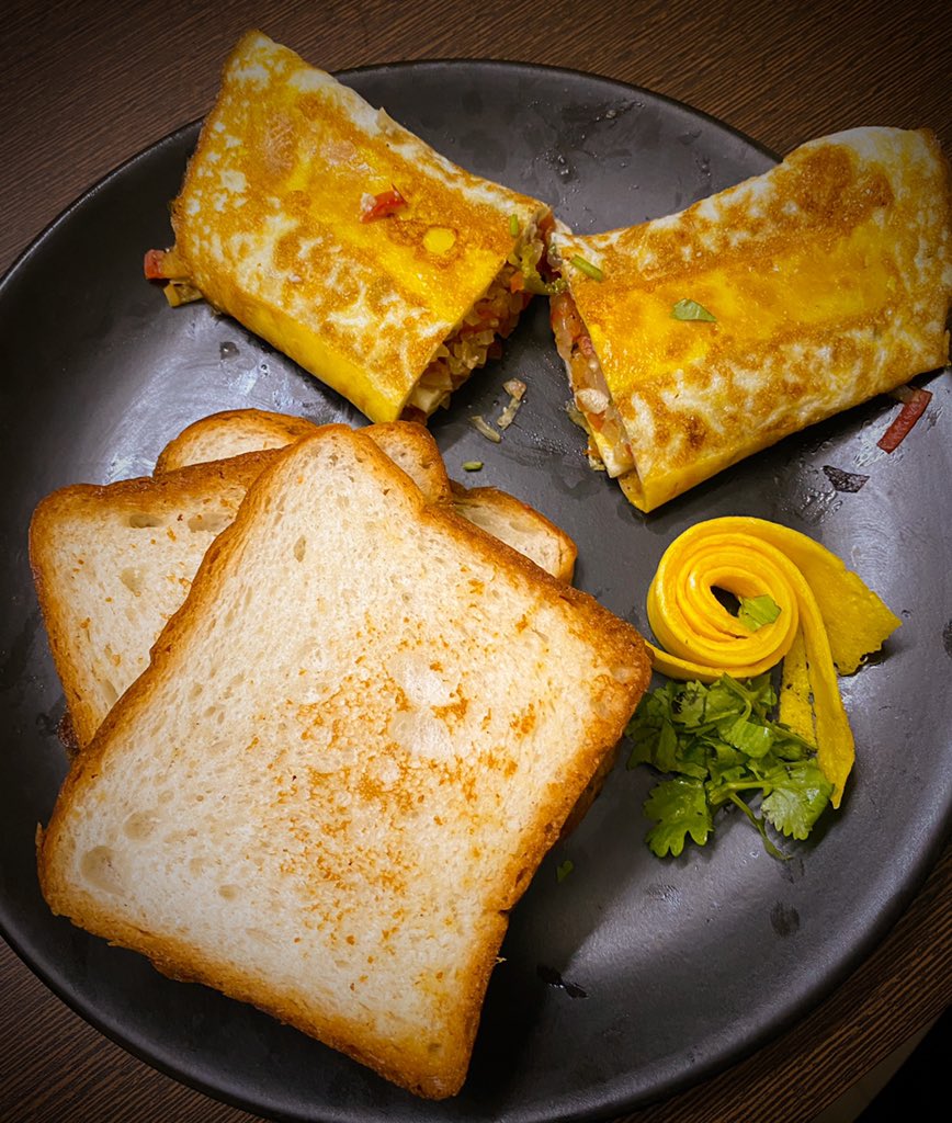 Vijeetha_NR's tweet photo. Am not hungry. I’m bored. Therefore I shall each... #bread #breadtoasters #frenchroll #omelette #foodie #foodphotography Chennai Food Guide #food https://t.co/JRWNBmyU1j