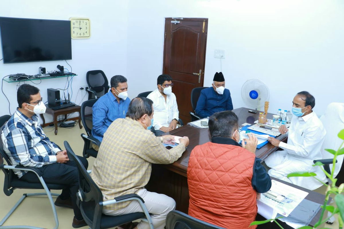 AIMIM MLAs met  @Eatala_Rajender today. They discussed:Need to increase free  #COVID19 testing facilities in respective constituenciesAdditional locations where free testing can be providedAlso Reiterated our old demand to increase RTPCR tests to 1000/day/centreTHREAD