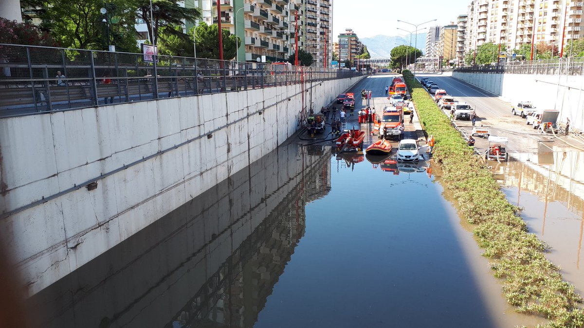 ReferPost's tweet image. In diretta, nel luogo della terribile notizia di ieri, le interminabili operazioni di recupero dei mezzi  bloccati nel sottopasso di viale Regione Siciliana-viale Leonardo da Vinci.
Aspirazione dell'acqua dal basso del fondo stradale del sotto passaggio
#palermo #referencepost