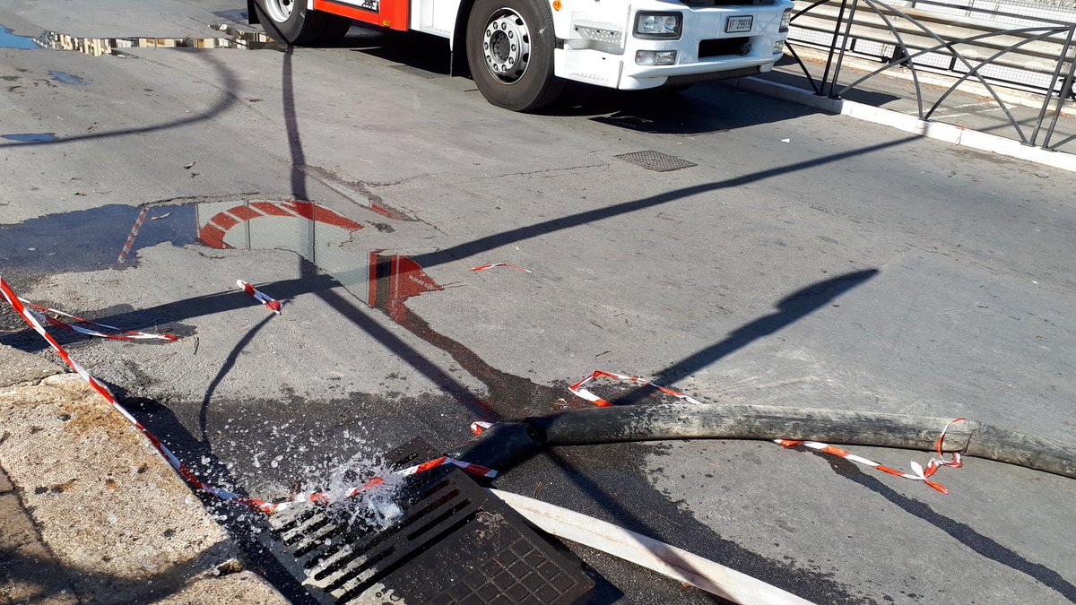 ReferPost's tweet image. In diretta, nel luogo della terribile notizia di ieri, le interminabili operazioni di recupero dei mezzi  bloccati nel sottopasso di viale Regione Siciliana-viale Leonardo da Vinci.
Aspirazione dell'acqua dal basso del fondo stradale del sotto passaggio
#palermo #referencepost