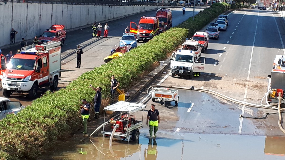gcarlo74's tweet image. In diretta, nel luogo della terribile notizia di ieri, le interminabili operazioni di recupero dei mezzi ancora bloccati nel sottopasso di viale Regione Siciliana-viale Leonardo da Vinci.
Aspirazione dell'acqua residua dal basso del fondo stradale.
#palermo #referencepost