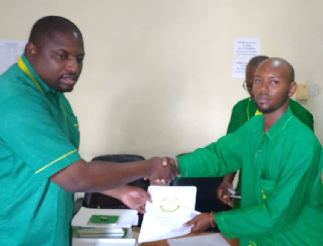 Hakingowi's tweet photo. Mbunge mstaafu wa Chuo kikuu cha Dar es salaam (UDSM) Mjeolojia Godfrey Tara  (kulia)akichukua fomu za kuomba ridhaa kugombea ubunge jimbo la Ubungo Kupitia Chama Cha Mapinduzi-CCM kutoka Katibu wa CCM Wilaya ya Ubungo https://t.co/83zPysDs7S
