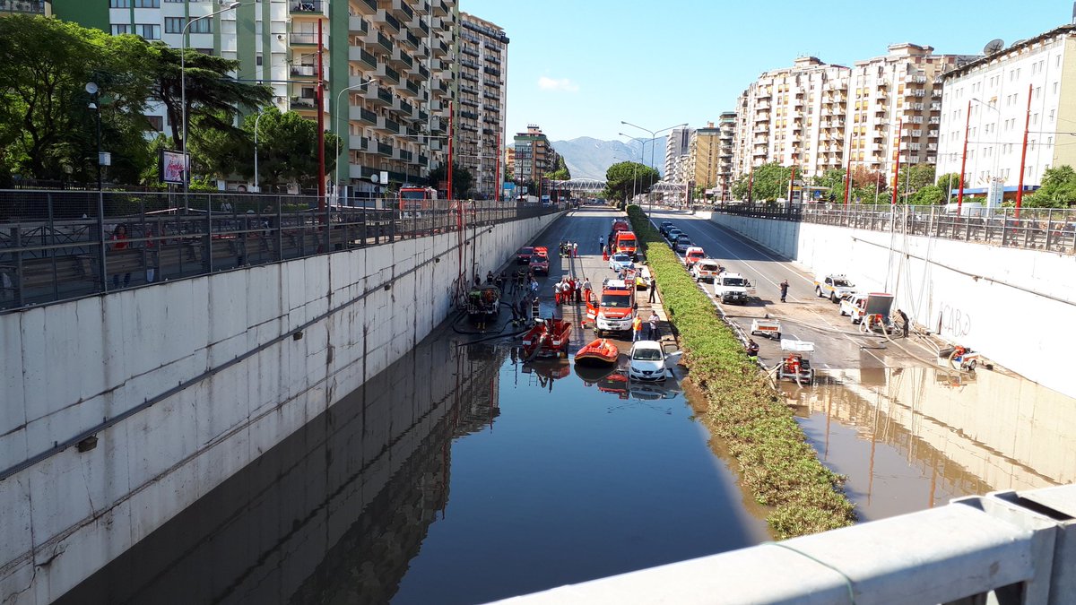 gcarlo74's tweet image. In diretta, nel luogo della terribile notizia di ieri, le interminabili operazioni di recupero dei mezzi ancora bloccati nel sottopasso di viale Regione Siciliana-viale Leonardo da Vinci.
Aspirazione dell'acqua residua dal basso del fondo stradale.
#palermo #referencepost