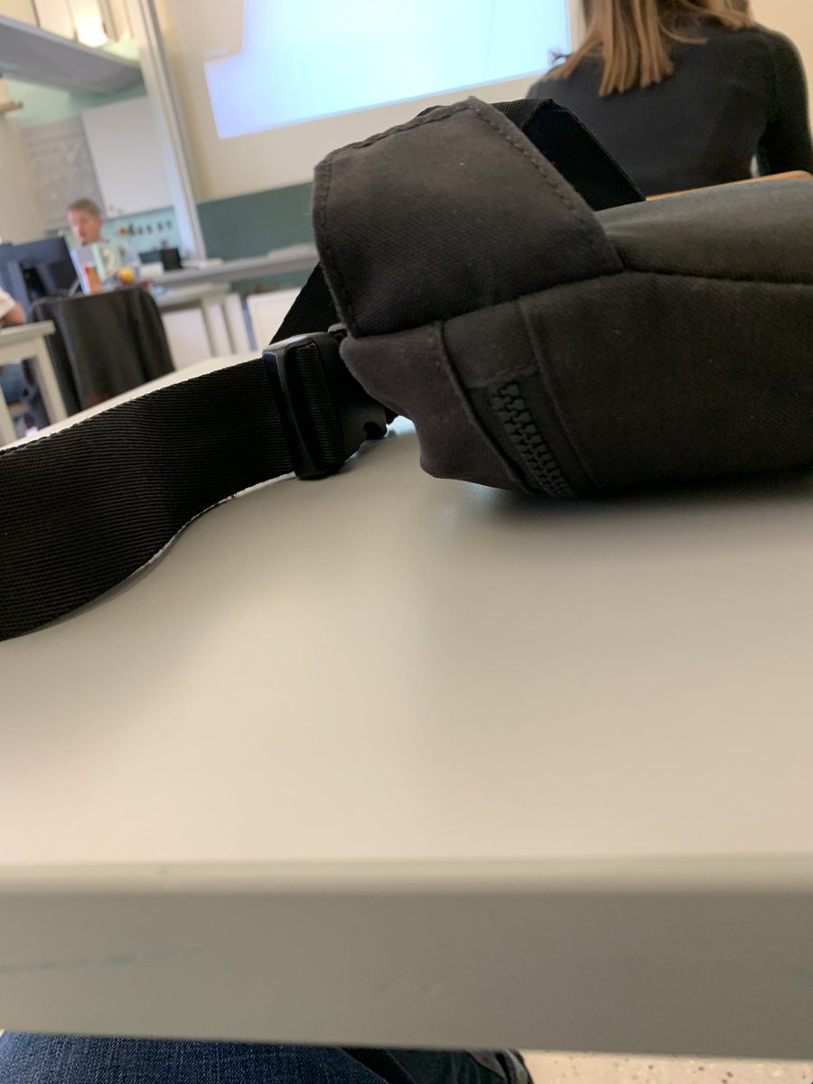 DoodlePenguin69's tweet photo. In Physik hocken eine Klassenarbeit schreiben und nichts gelernt haben 😘😘.  #klassenarbeit #nolearning https://t.co/LshNNBcVAz