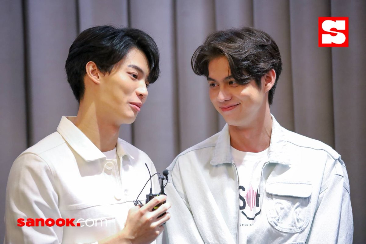Sanook's tweet photo. "ความสุขเล็กๆ" ของ #ไบร์ทวิน หน้าตาเป็นยังไงน้า✨🥰 ไหนลองทายกันมาสิ! แล้วมารอฟังคำตอบที่เราเก็บมาฝากนะจ๊ะ 

ปล.ไปยืนฟังมายังยิ้มตามแบบเมื่อยแก้มอ่ะแม่😍😁

#TheSoundofHappiness
#BRIGHTWINXSOH
#JOOXSOH
#Sanook
#BrightWin
#bbrightvc
#winmetawin https://t.co/hnT6XJ6byr