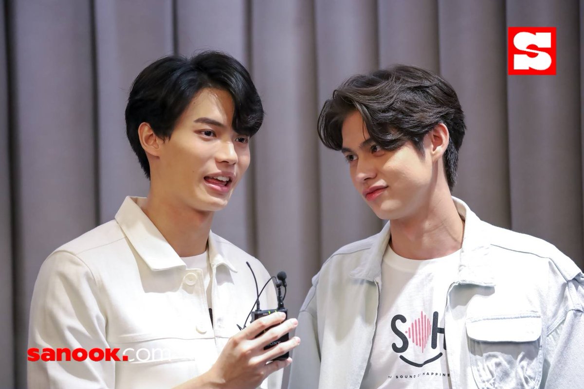 Sanook's tweet photo. "ความสุขเล็กๆ" ของ #ไบร์ทวิน หน้าตาเป็นยังไงน้า✨🥰 ไหนลองทายกันมาสิ! แล้วมารอฟังคำตอบที่เราเก็บมาฝากนะจ๊ะ 

ปล.ไปยืนฟังมายังยิ้มตามแบบเมื่อยแก้มอ่ะแม่😍😁

#TheSoundofHappiness
#BRIGHTWINXSOH
#JOOXSOH
#Sanook
#BrightWin
#bbrightvc
#winmetawin https://t.co/hnT6XJ6byr