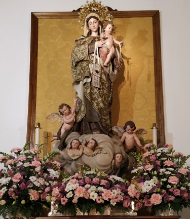 Hoy recordamos a la Virgen del Carmen.
☑️Su denominación procede de su veneración en el Monte Carmelo, en Tierra Santa, difundida en el mundo por los carmelitas
☑️Patrona del mar y de la <a href="/Armada_esp/">Armada</a>

📸 #VirgenDelCarmen Parroquia Ntra. Sra. del Carmen #VillafrancaDeLosBarros