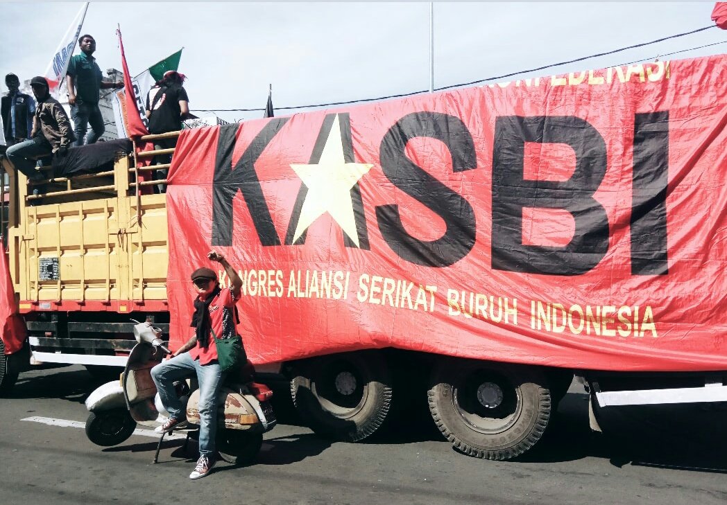 AndiePeci's tweet photo. Pespa PX-ku ngajak ikut aksi menentang omnibus law

Salam treng teng teng tenggg https://t.co/Savu4t2Xmr