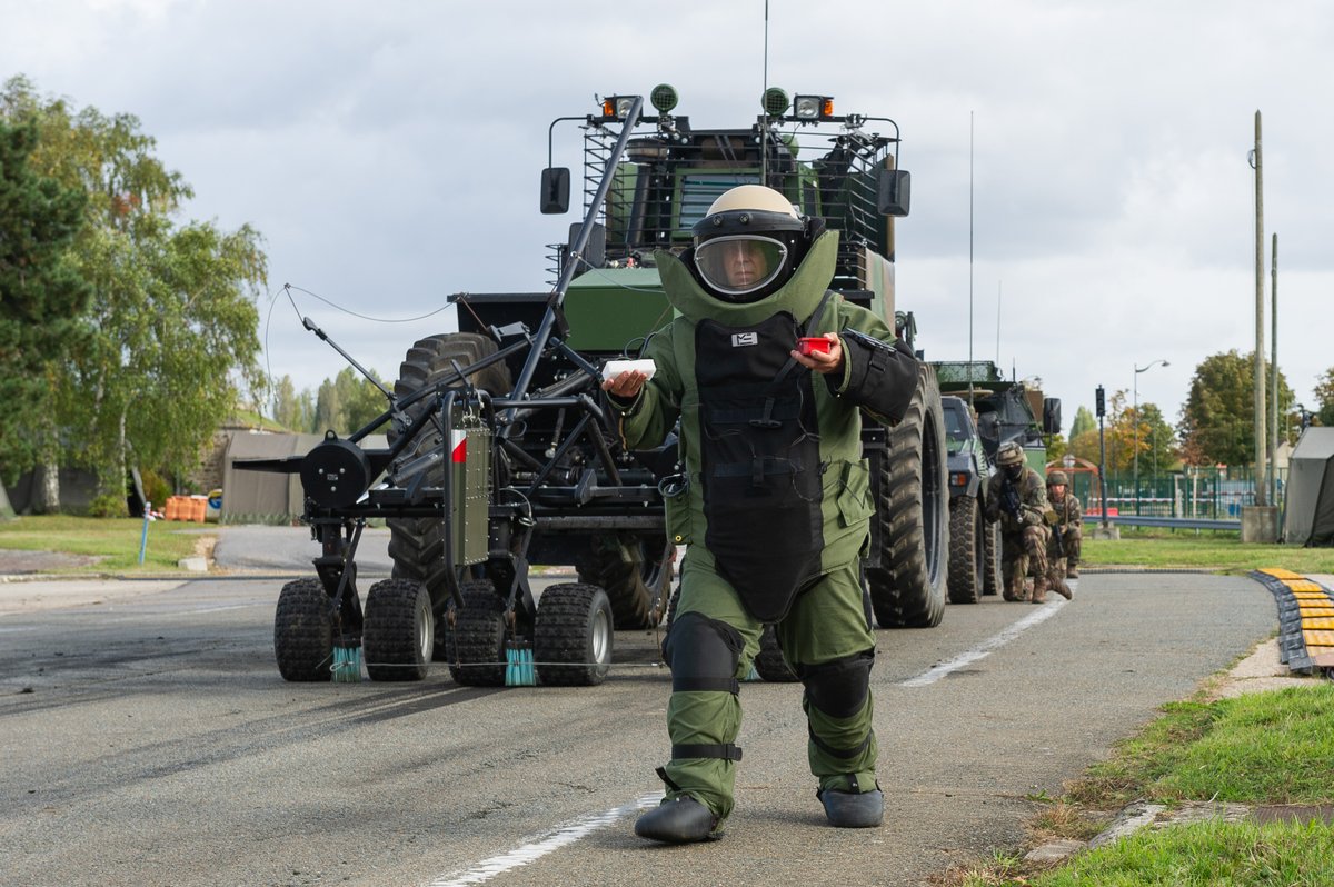 armeedeTerre's tweet photo. #JeudiPhoto À chaque situation d'urgence, des mesures adaptées. Démonstration avec un exercice déminage du #17RGP 💥
📸 Romain P. https://t.co/Vz8TqECcq6